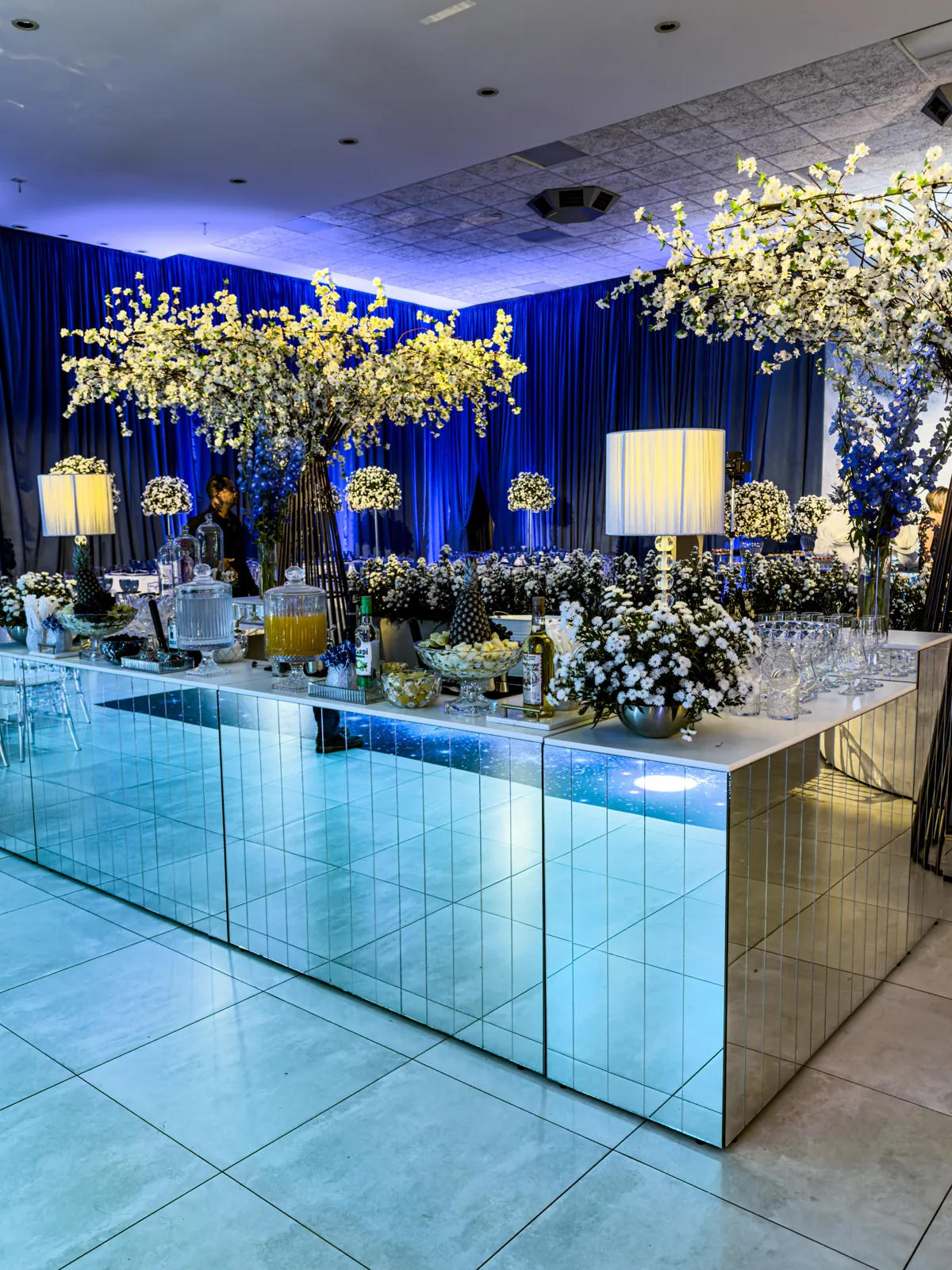 Bar de uma festa de 15 anos, em tons de azul e branco
