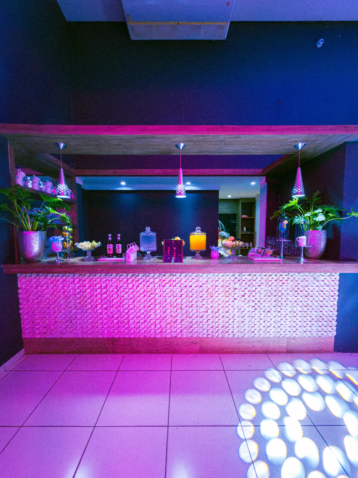 Bar iluminado montado para evento